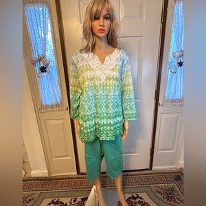 Alfred Dunner sz  L green tunic top W/ matched capri pant 18, a two piece set!